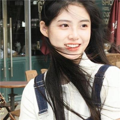 坐在酒吧里吃蛋糕